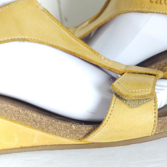 Taos Women’s Sheila EU40 US 9-9,5 Yellow Leather T Strap Open-Toe Wedge Sandal - Picture 16 of 16